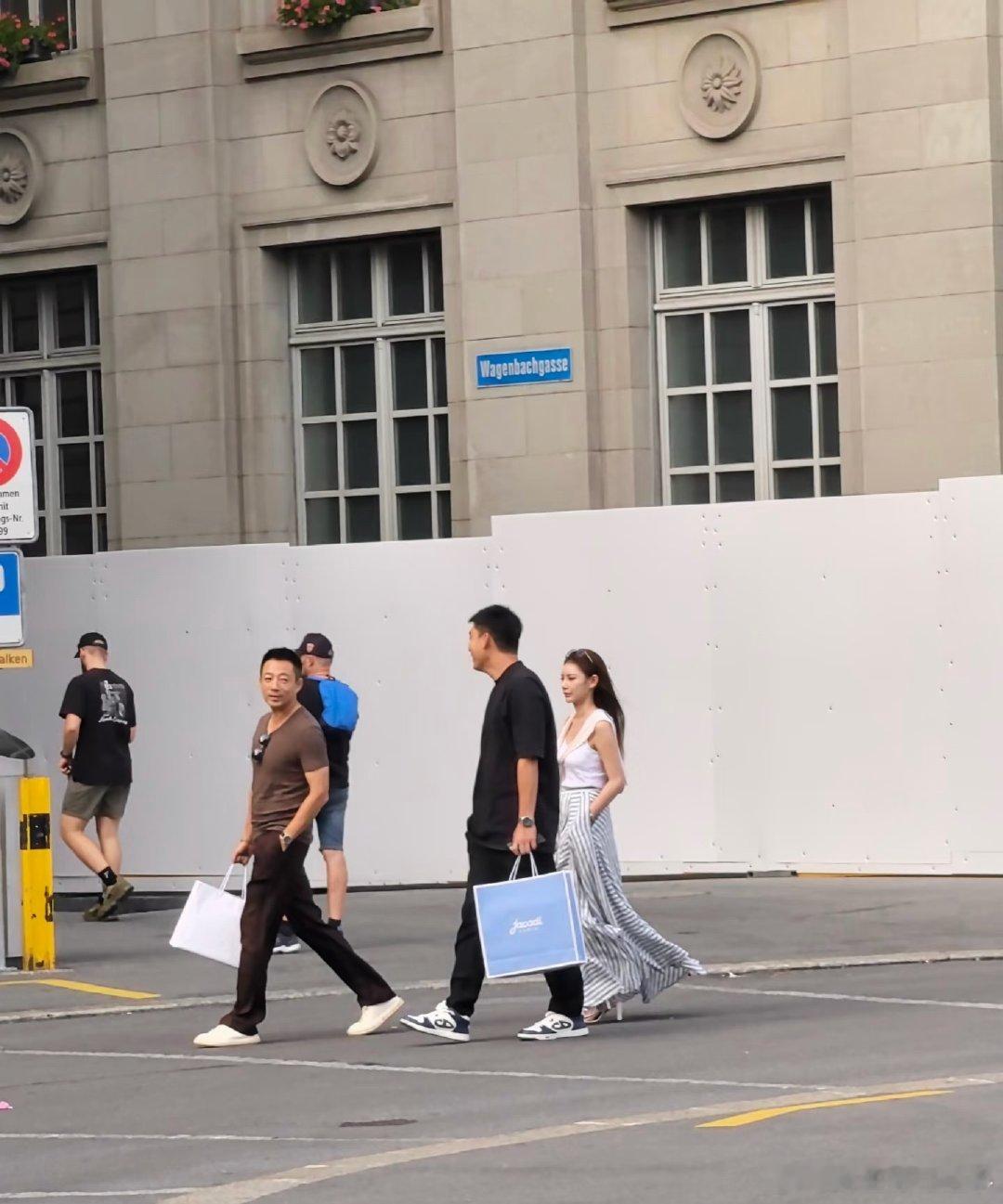瑞士偶遇汪小菲马筱梅网友瑞士偶遇汪小菲马筱梅，夫妻俩主打一个夫唱妇随！网