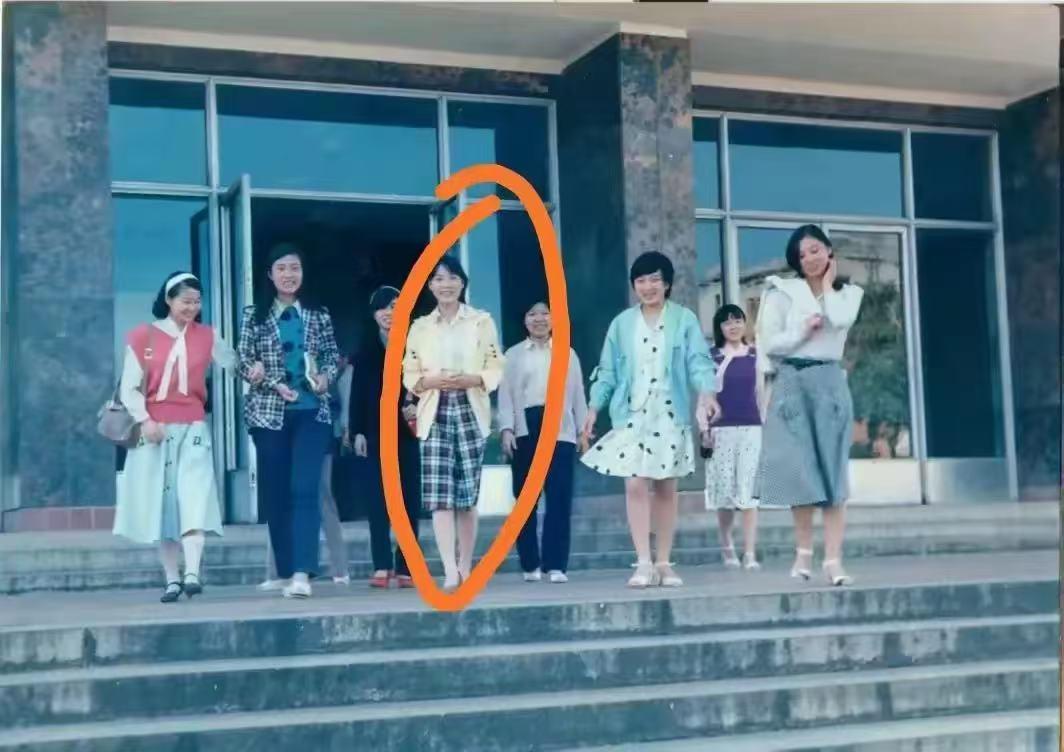 杜建英年轻时的美照曝光！难怪宗庆后会爱上她，看了资料才知道她能成为娃哈哈“二当