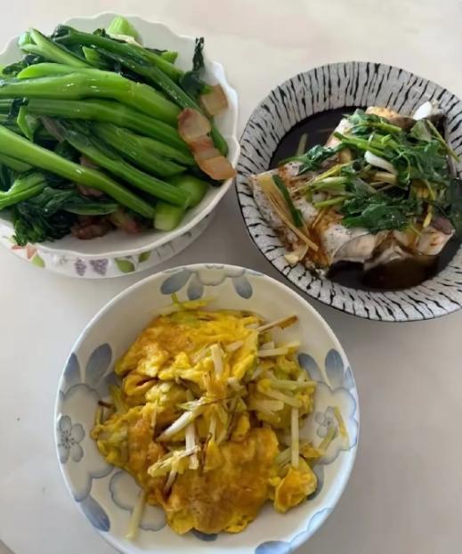 就做了三盘家常小菜，老公一上桌脸色直接垮下来！嫌饭菜太普通，怪我在家闲着没用心