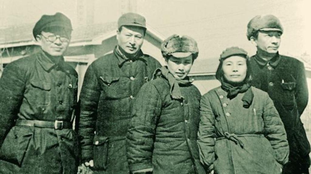 1948年4月，时任中共合江省委书记张闻天同志（左一）到鹤岗视察工作期间，和在哪