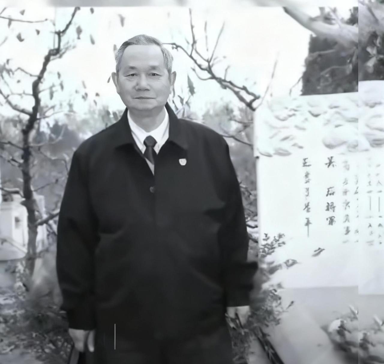 90年代，吴石将军之子吴韶成，给父母扫墓时，一张罕见的留影，站在父母的墓碑前，他