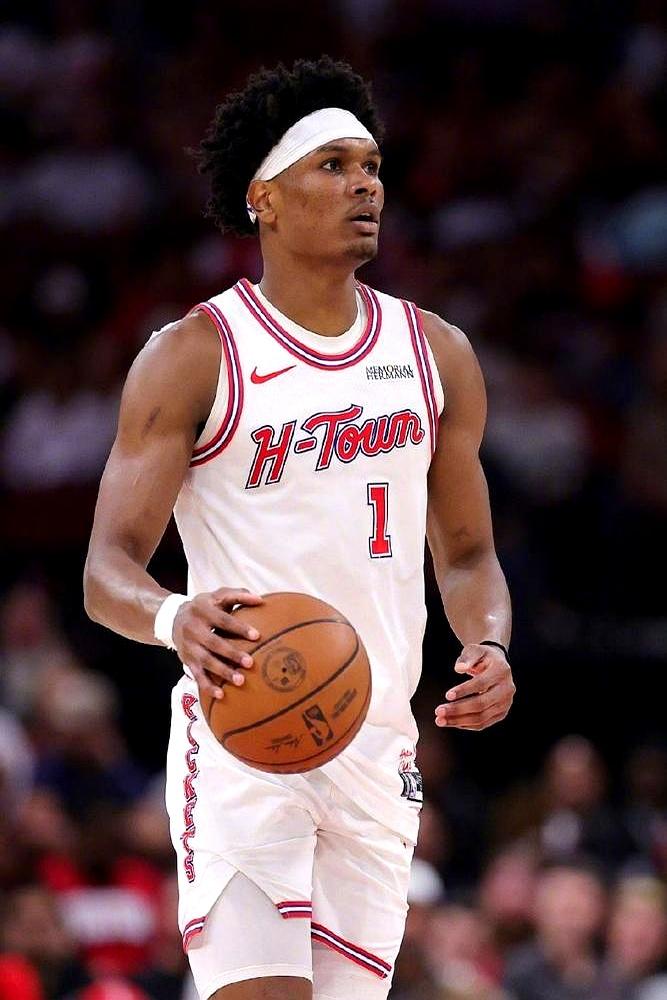 阿门·汤普森这赛季打成了铁人，场均时间37.4分钟。他今年出战79场全勤