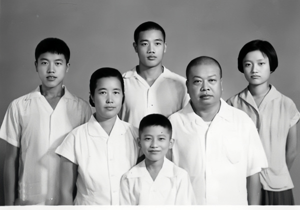 开国上将赖传珠全家福。妻子孙湘。长子赖小鹏，生于1941年，当时赖传珠是新四军的