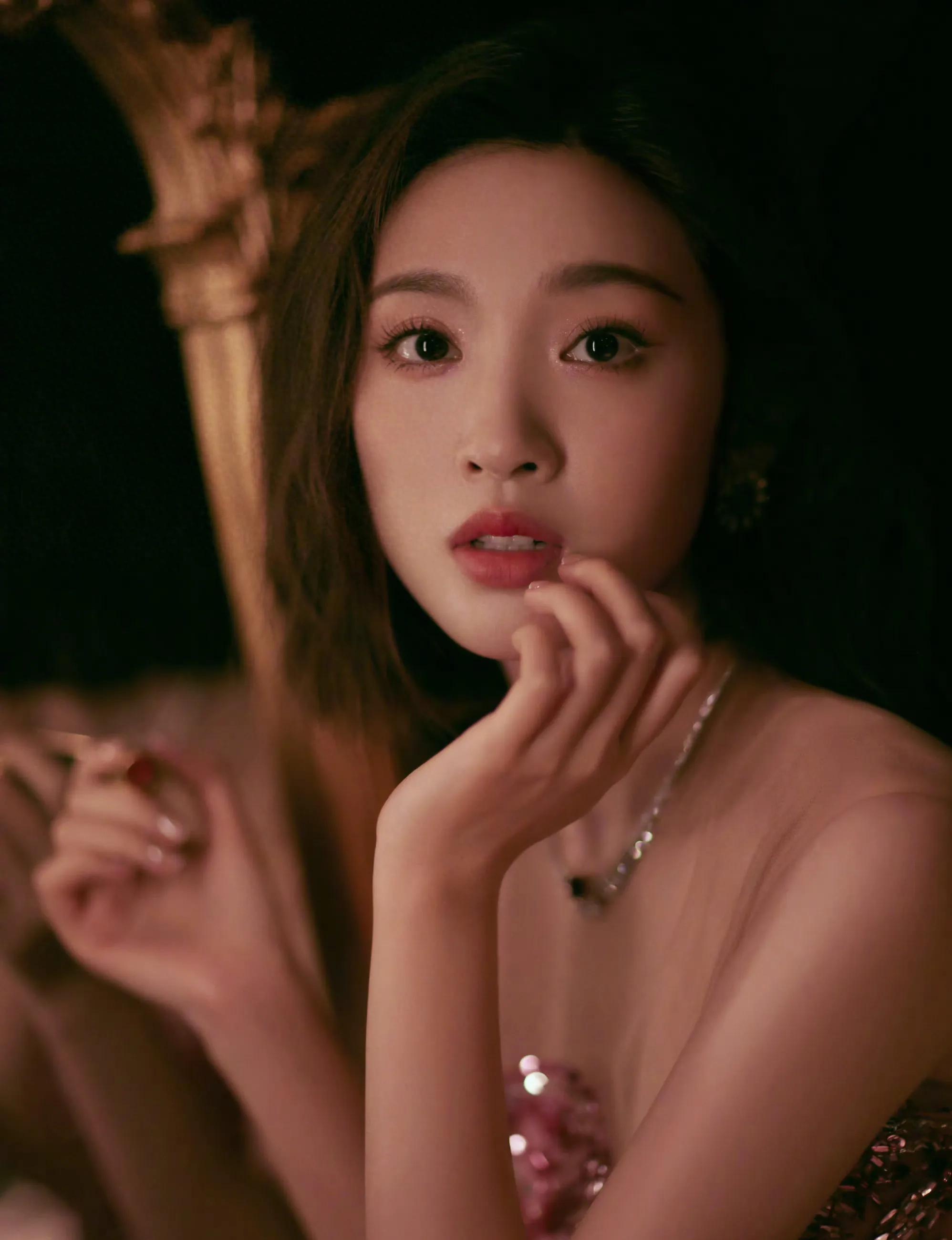 女星唐艺昕写真集：温婉唯美、端庄优雅