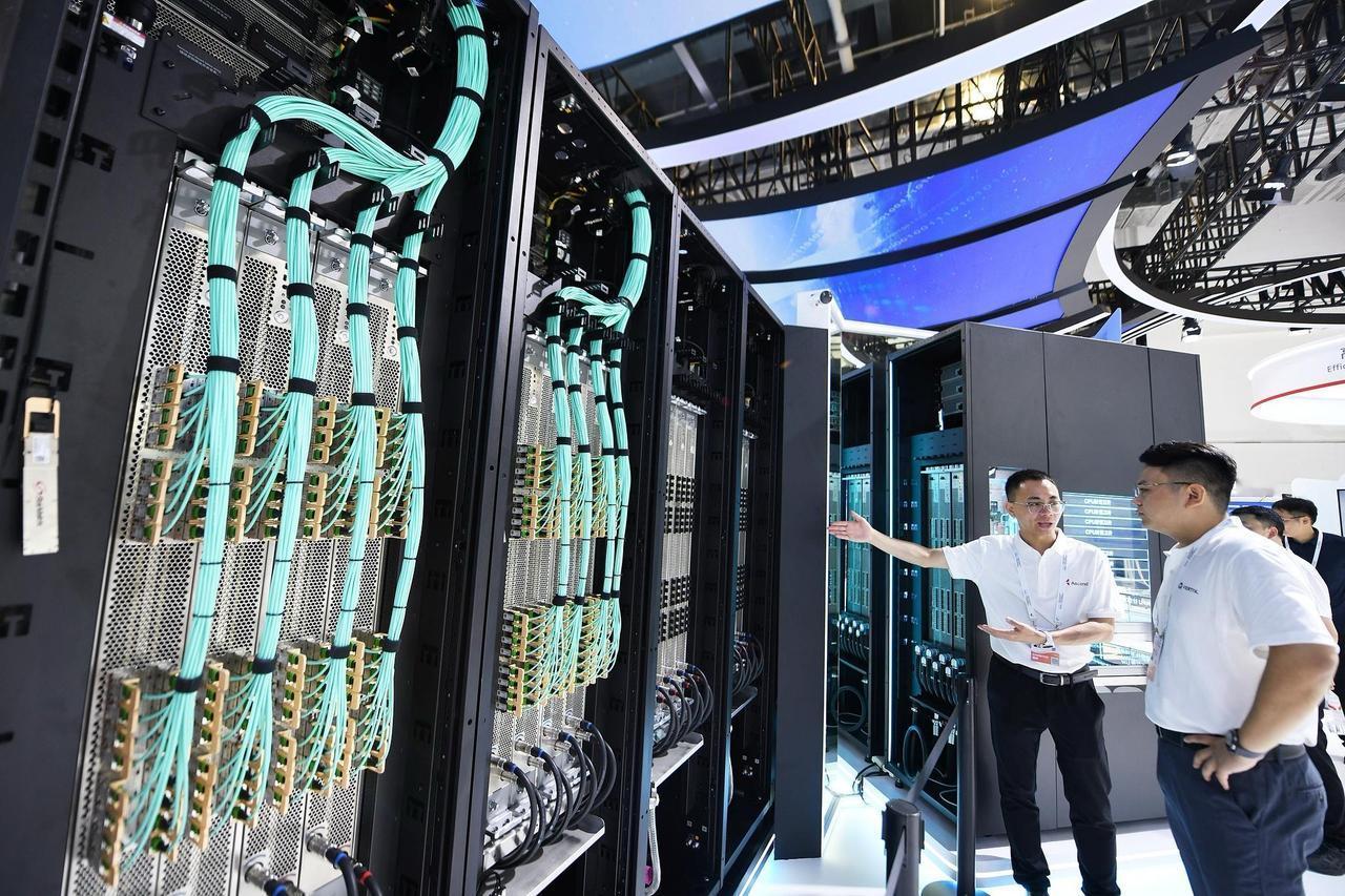 西方掐算力，想饿死中国AI。几轮芯片禁令砸下来，高端GPU的出口通道几乎被堵
