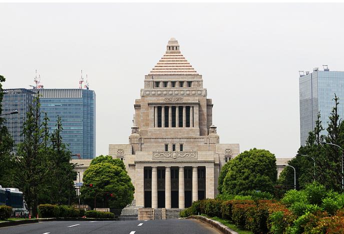 中日较劲已绷到了极致，擦枪绝不是吓吓人。2026年10月10日，中国国防部就日本
