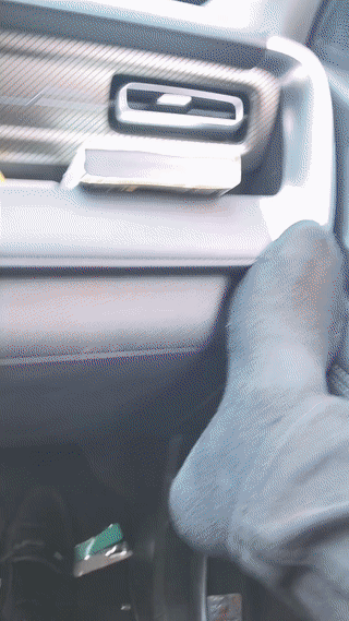 湖南张家界有几名俄罗斯游客下山后因为叫不到出租车站在马路边上求助。一名男子开车