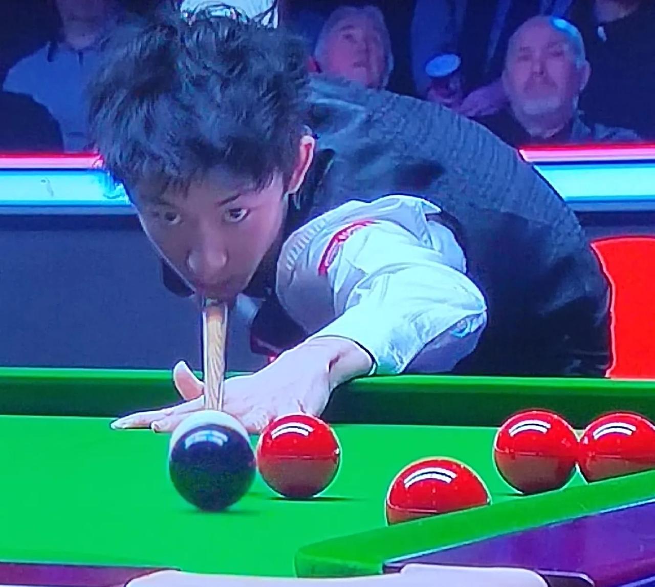 吴宜泽5-0拿到5个赛点！中场休息归来，吴宜泽开局终于一杆长台进攻失准，肖国栋