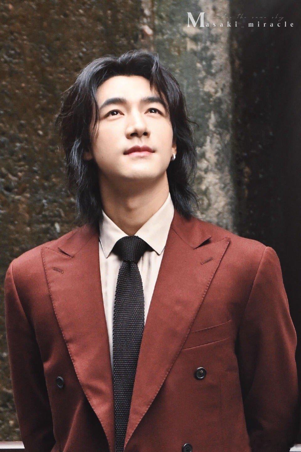 此沙年上引导型真的会有人对这样的此沙有抵抗力吗?!红西装+长发+单侧耳饰,每一