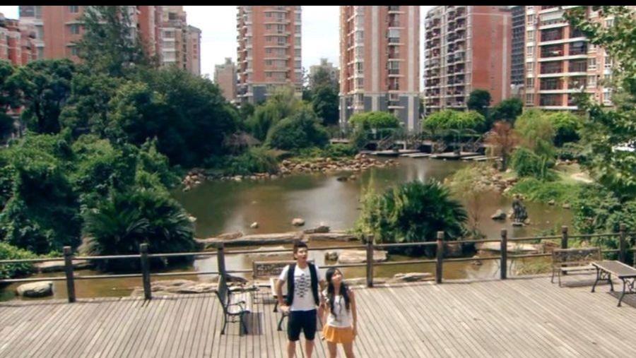 这段时间有网友跑到了爱情公寓,看到当时的外景取景地,位于上海的