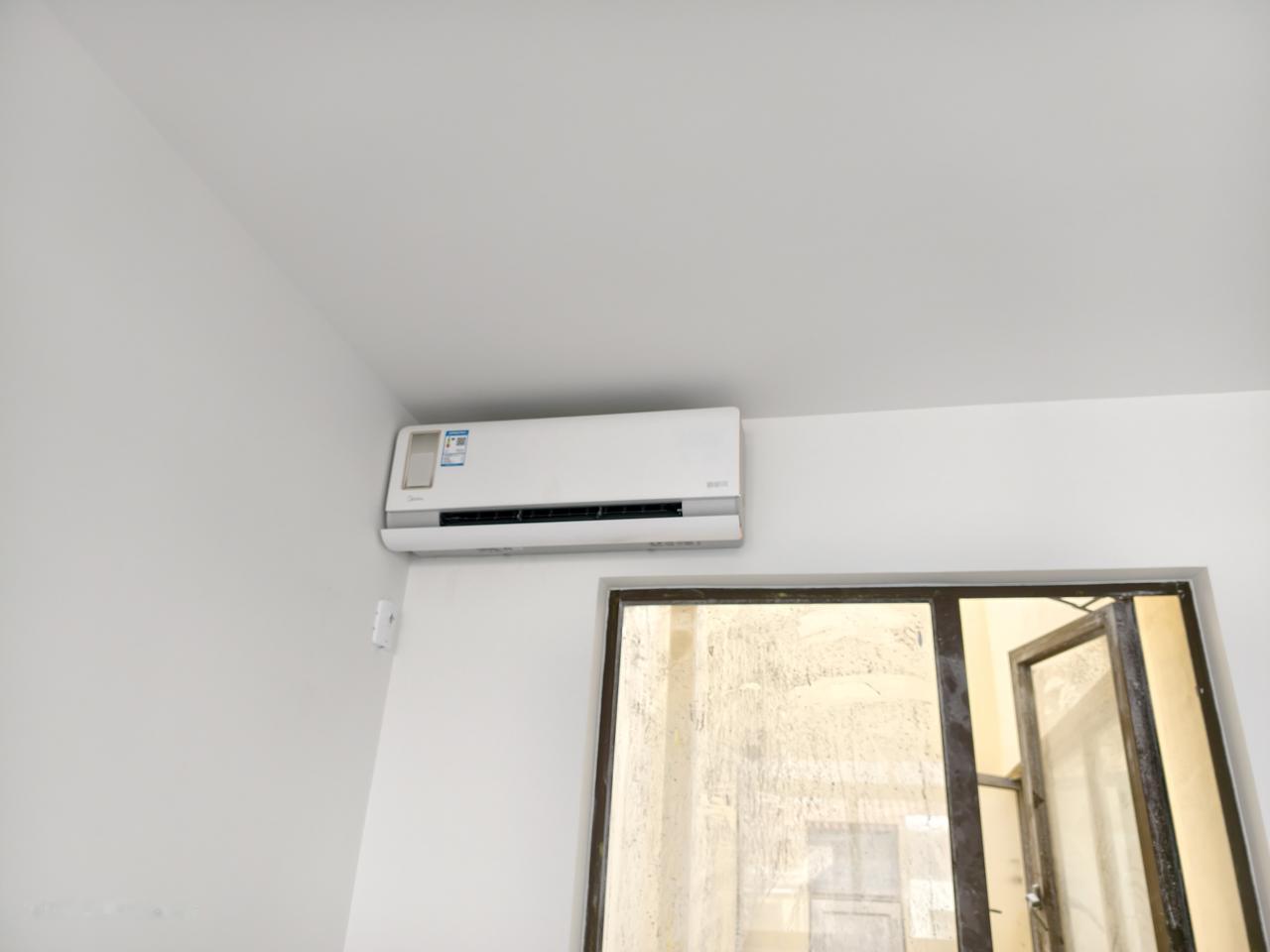 安装的时候安排了几波师傅都不愿意直接不出现管和线。今天安装空调，这两个师傅很耐心