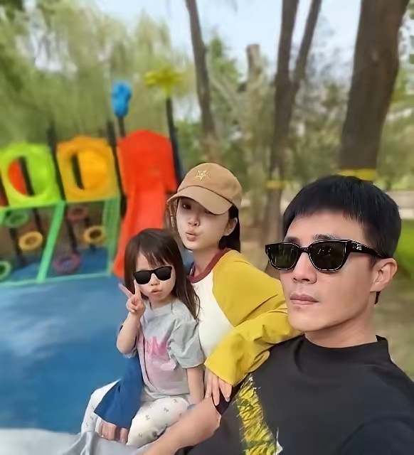 杜淳分享了一家三口的周末出游合照，画面温馨zhi愈。背景是童趣满满的游乐场，女儿