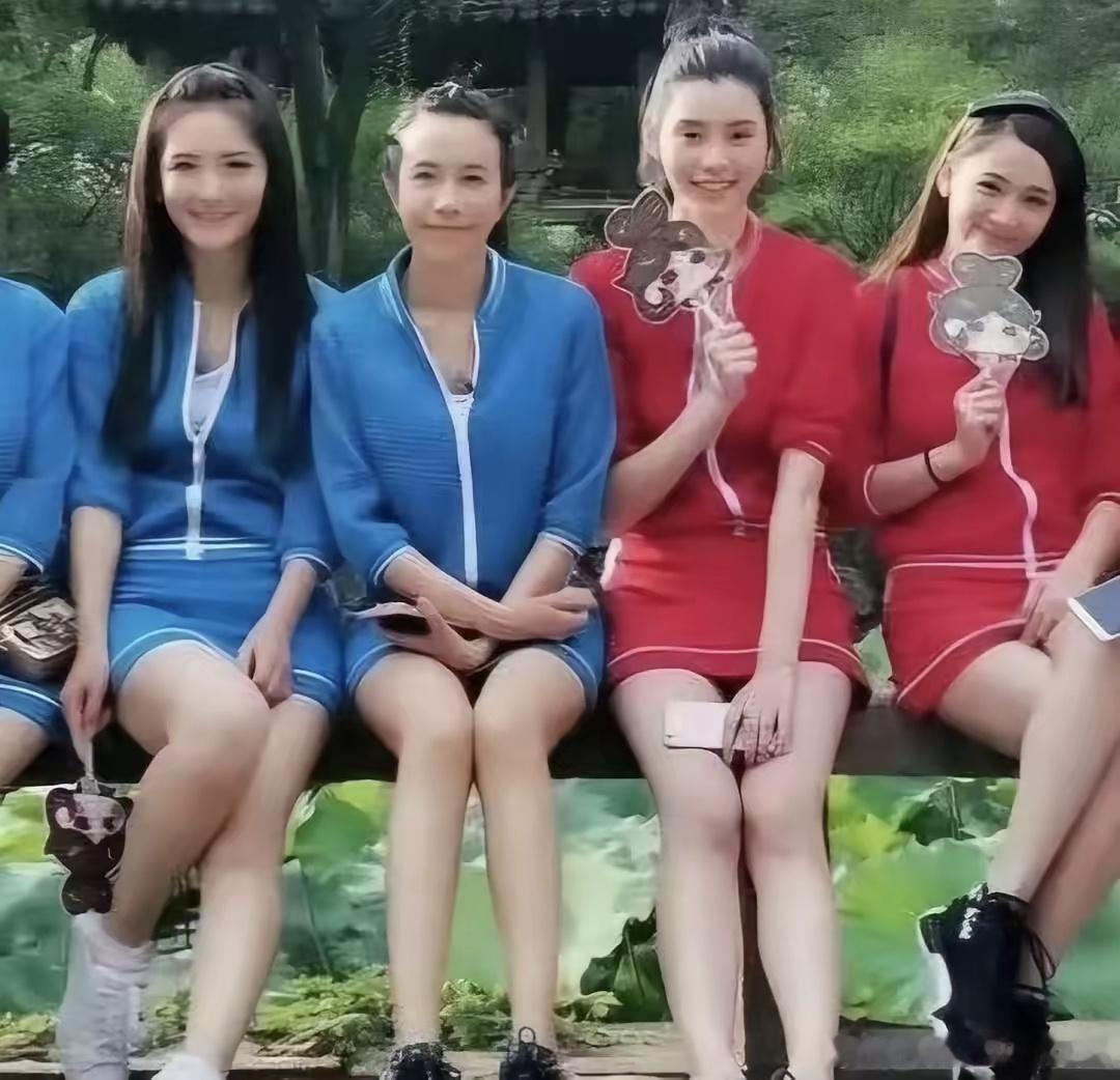莫文蔚的腿不是开玩笑的，连超模奚梦瑶坐在她旁边腿都被比下去了​​​