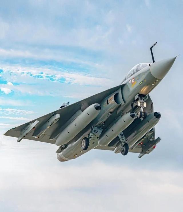 中国造出歼8时，印度在研究光辉战机；歼8服役时光辉是三代机。中国造出歼10时，印