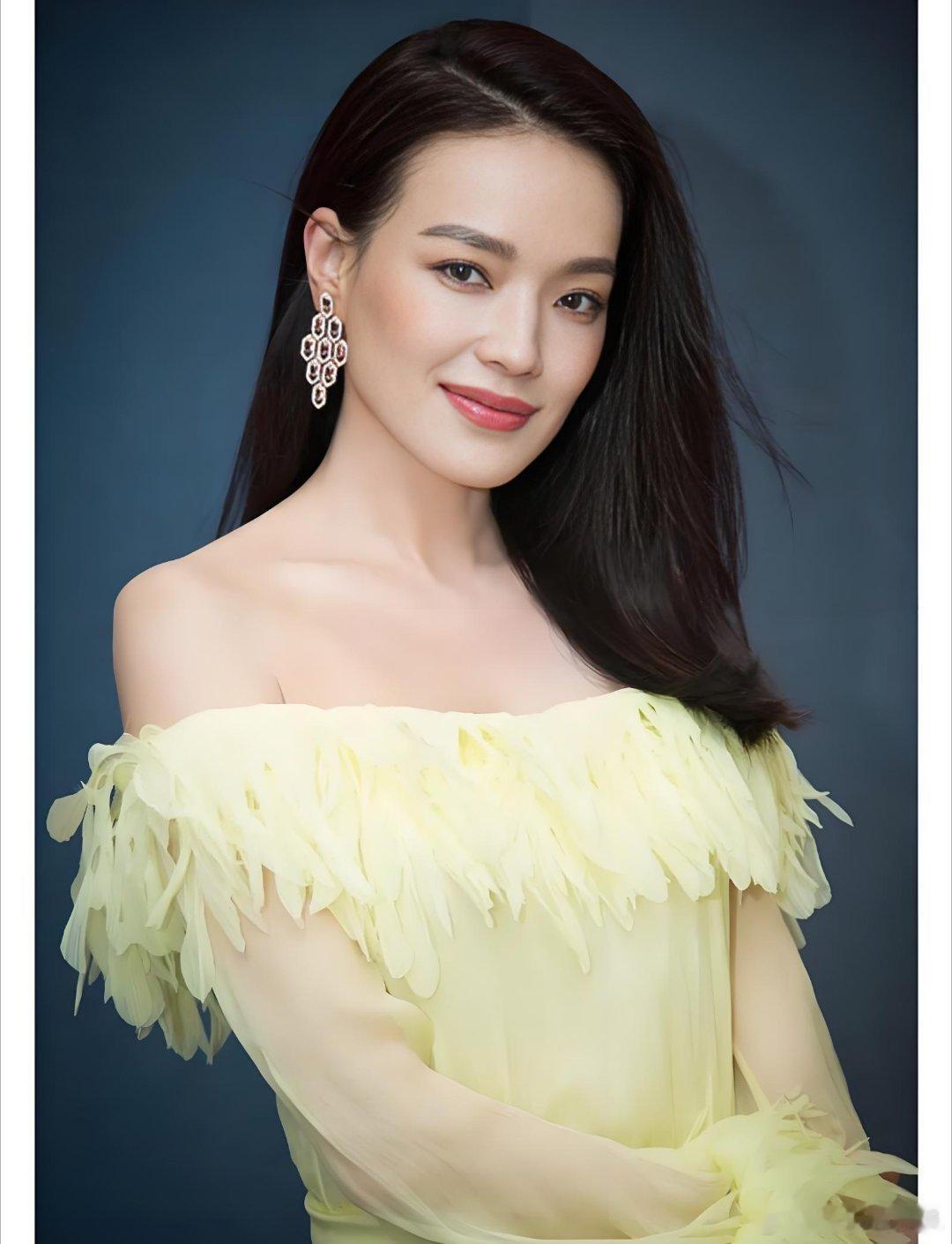 YU7代言人还是舒淇容颜藏着万般故事，松弛慵懒的气质，勾勒出独一无二的动人美感