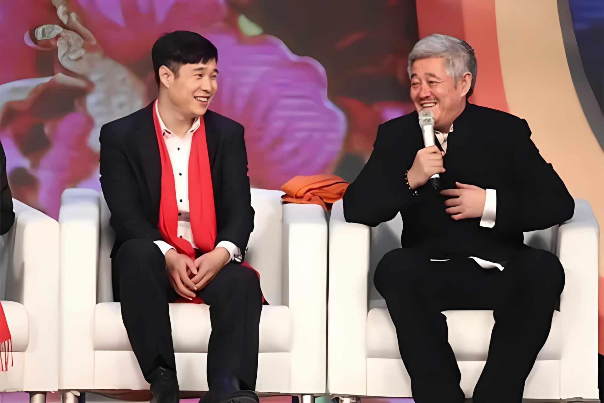 小沈阳参加《披荆斩棘》，先是给王楚君，王赫野腌咸菜然后又给郭晓冬、艾热、王啸坤、姚琛、曹骏等人包饺子