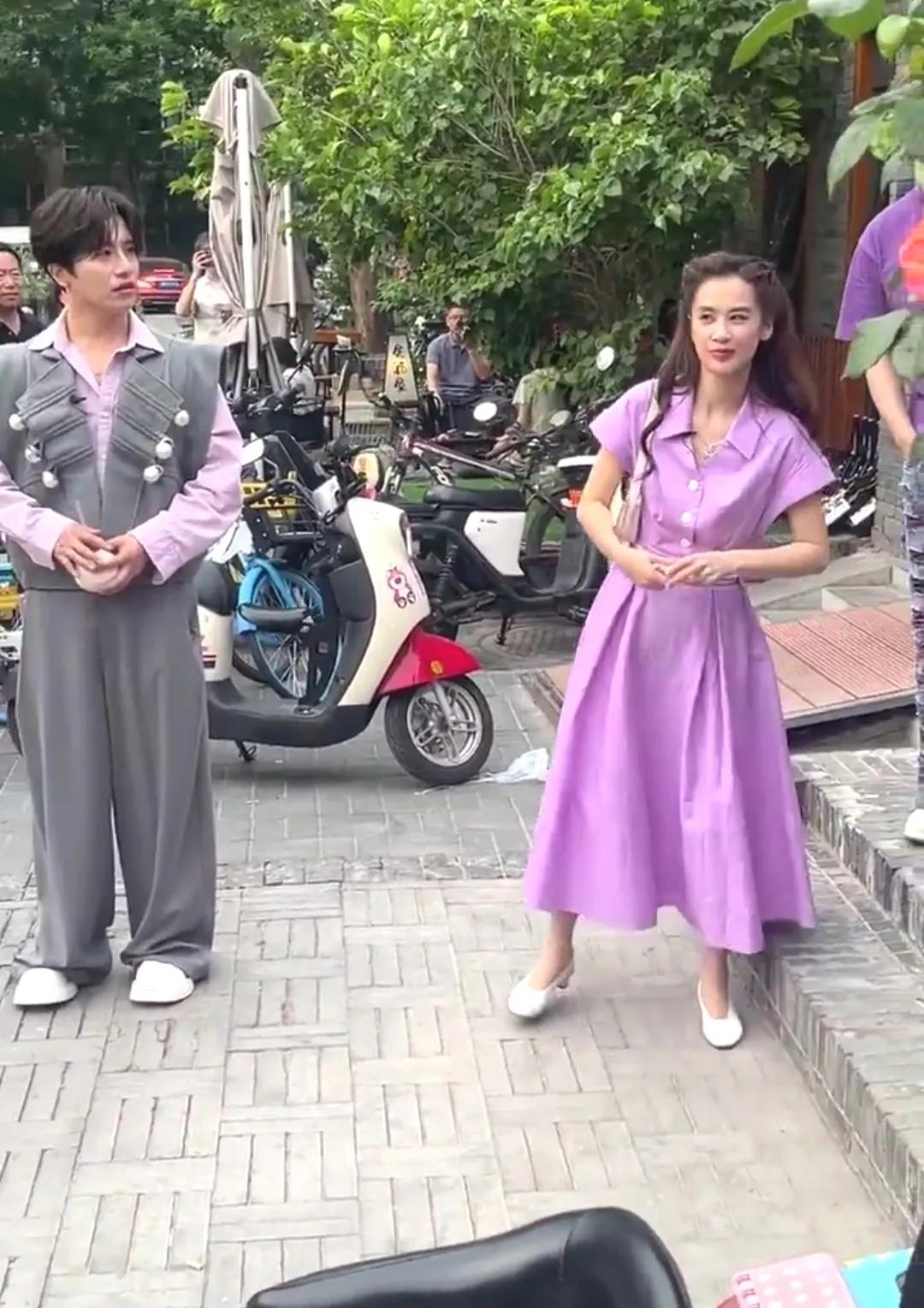 不得不说承认，明星的气质，长相都比普通人高一等。不知道大家注意到没有也就在近