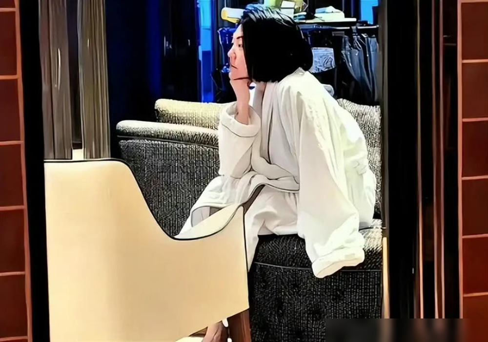 小S在香港K11被偶遇，全程死死牵着S妈的手，许雅钧西装笔挺跟在旁边。这次是陪婆婆过84岁生日，顺便