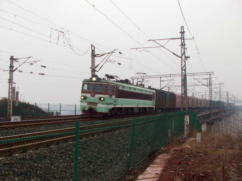 2011年1月，渝怀铁路上的行包快运列车通过井口站去团结村方向。井口站是随渝怀线