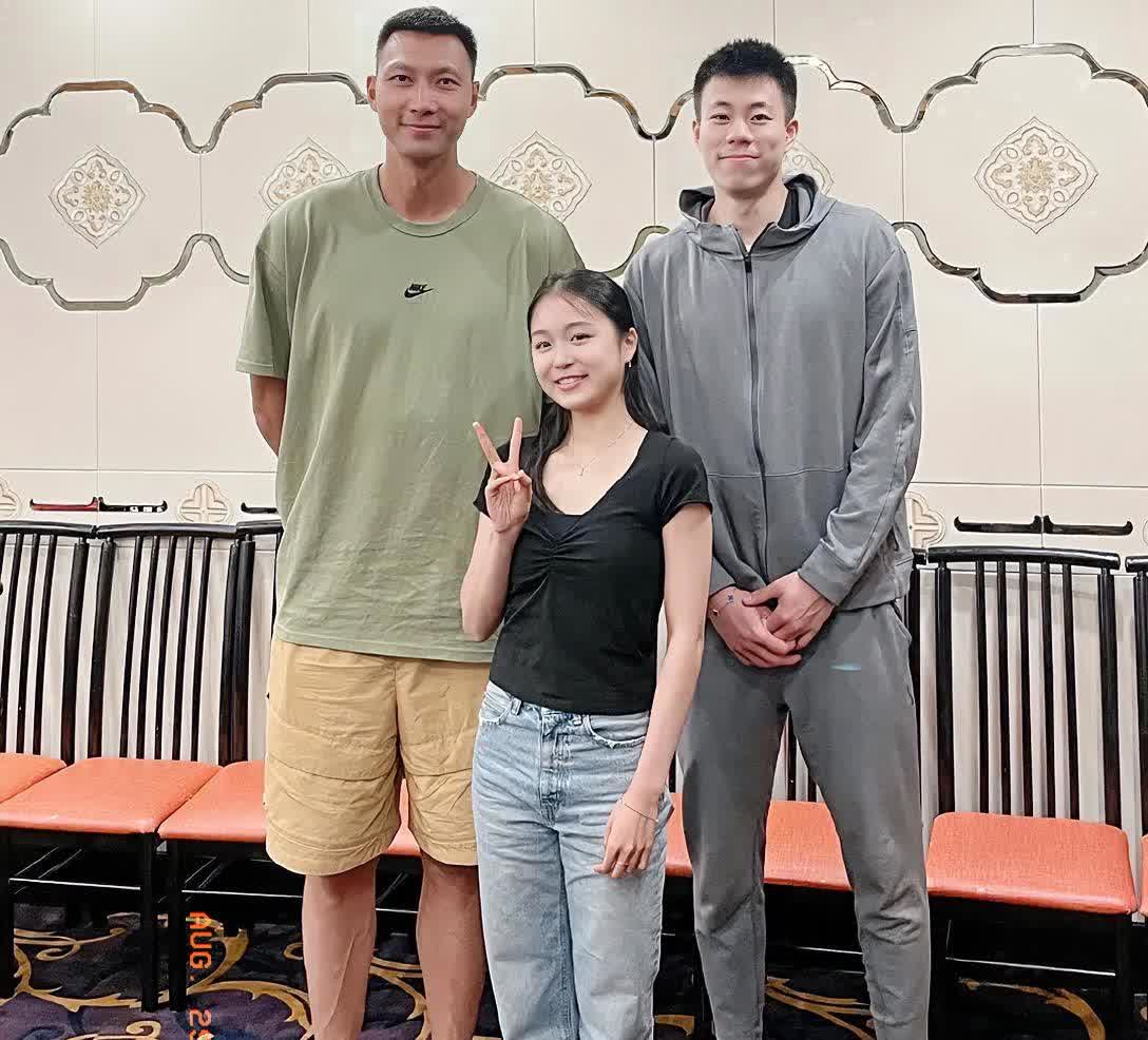 花样滑冰运动员朱易，与篮球运动员张镇麟易建联的友情合影。