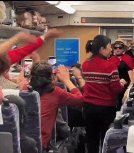 已经影响到其他乘客了，就没人管一下吗？近日，一段高铁车厢内的视频引发热议。一