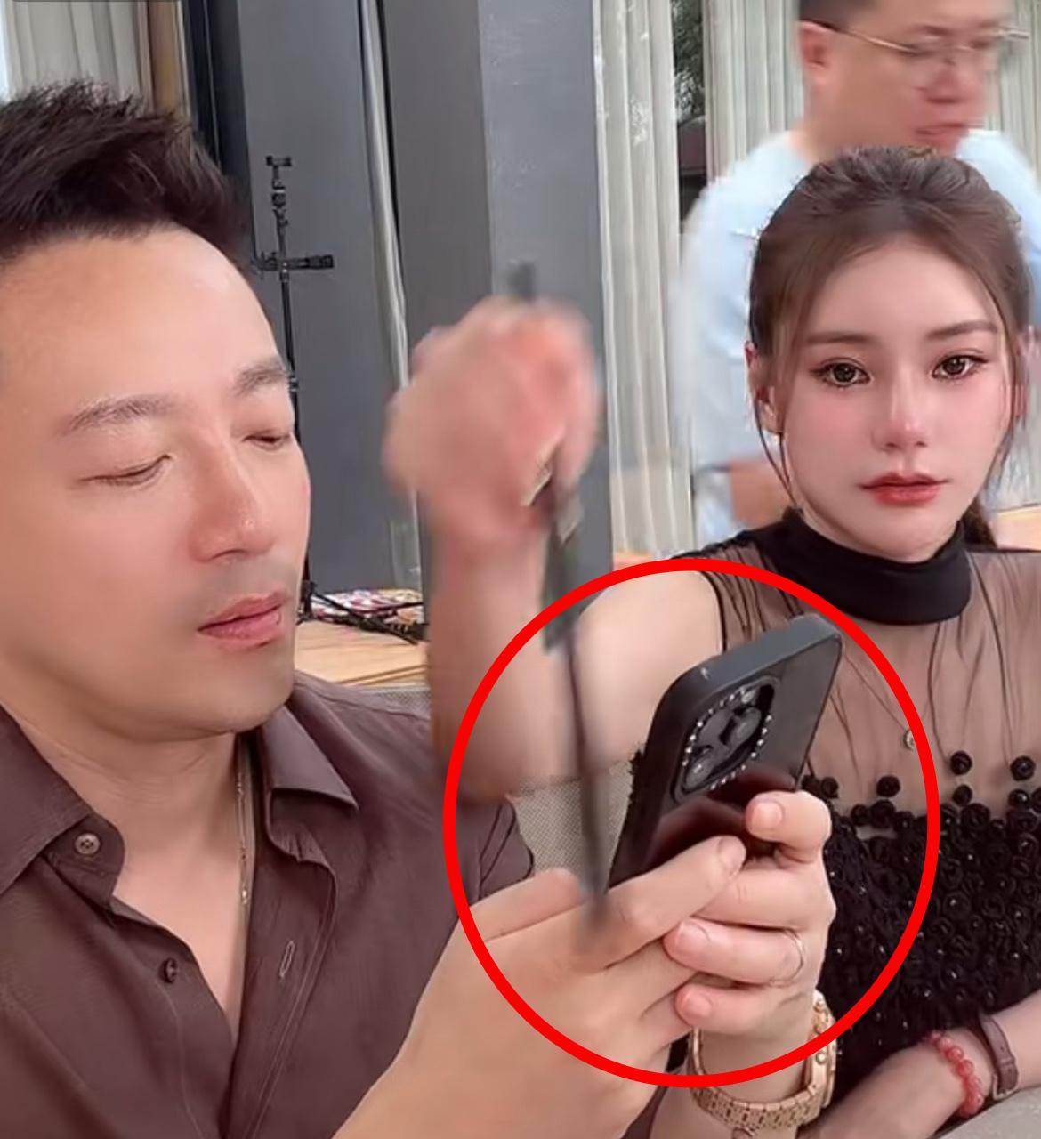 究竟是谁？能让汪小菲直播的时候都放不下手机啊先不纠结这人对他到底多重要，咱来先