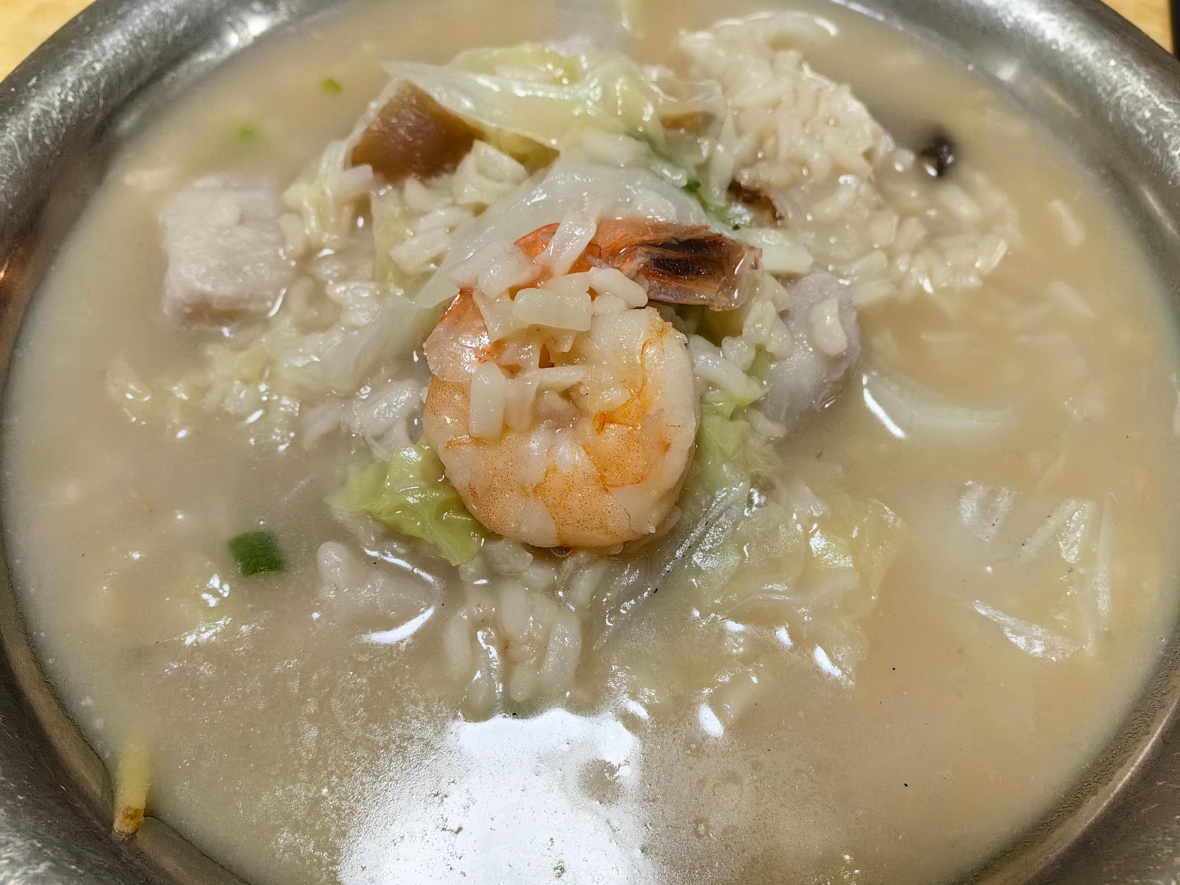 每日一餐分享芋头粥。虾仁，小白菜，香菇，猪肚，芋头。​​​