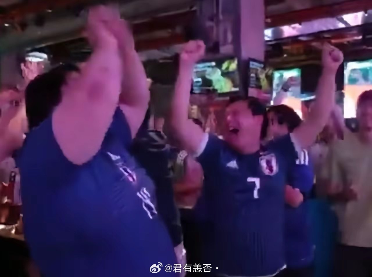 法新社在上海采访支持日本队的中国球迷，引发轩然大波。受访中国球迷穿着日本国旗球服