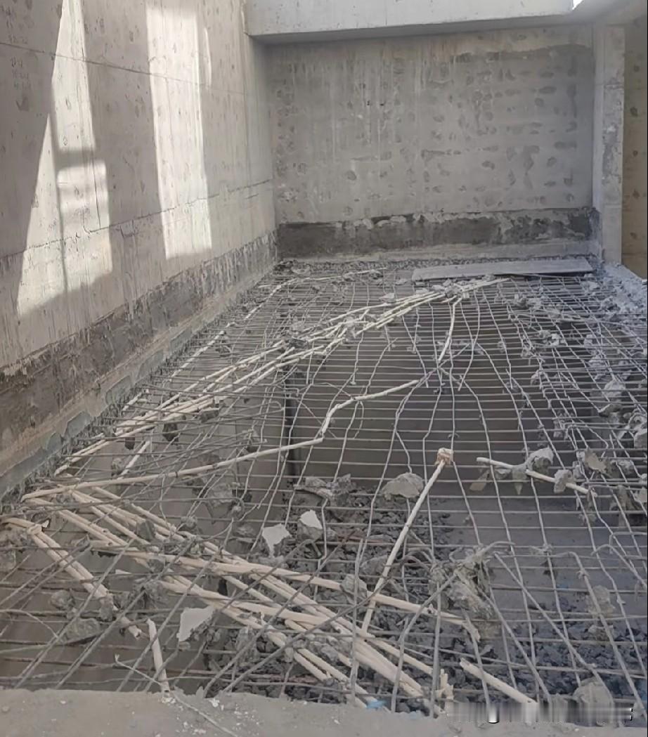 我家地板里，埋着整栋楼的公区电线！早上被物业电话炸醒：“你家施工把全楼电弄