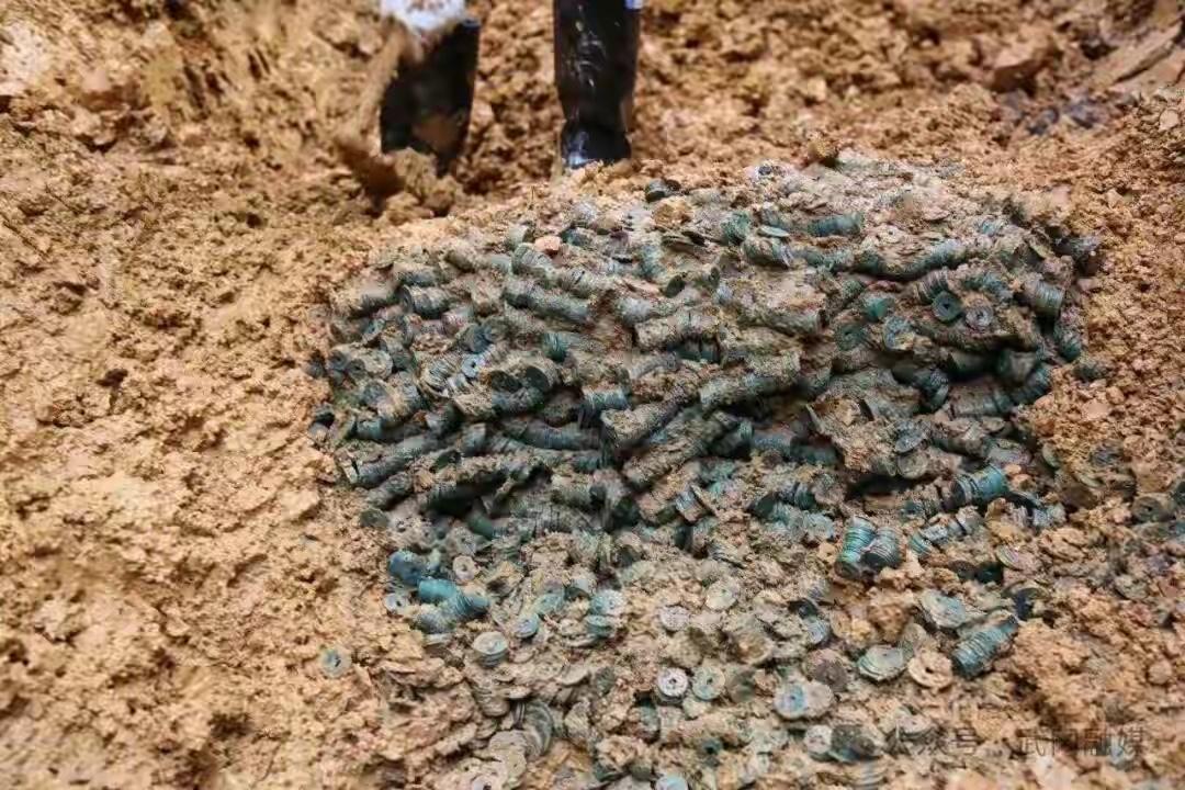 4月9日晚，湖南邵阳武冈市乐洋西路污水管网施工过程中发现大量古钱币。据武冈市文物
