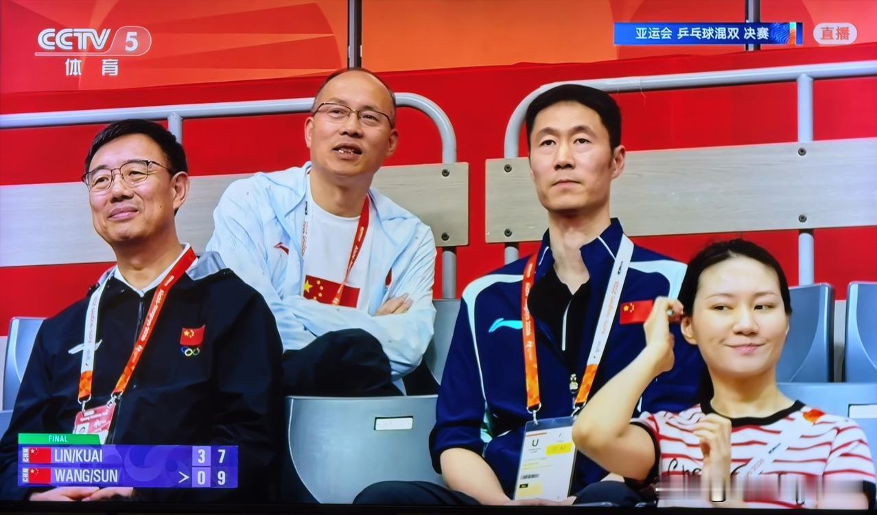 四个人中，只有王励勤的表情令人不解！混双决赛是国乒德比孙颖莎左右两个大角各