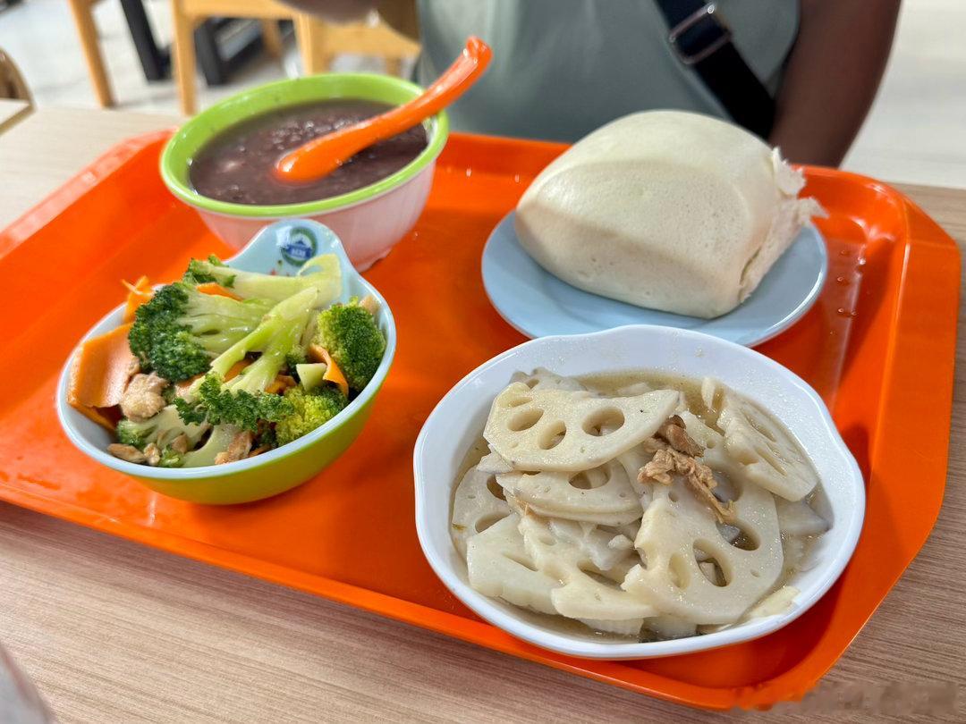 三个人的晚餐，一共36块[捂脸哭]要是有这样的饭堂，谁还愿意自己做饭？[笑着哭]