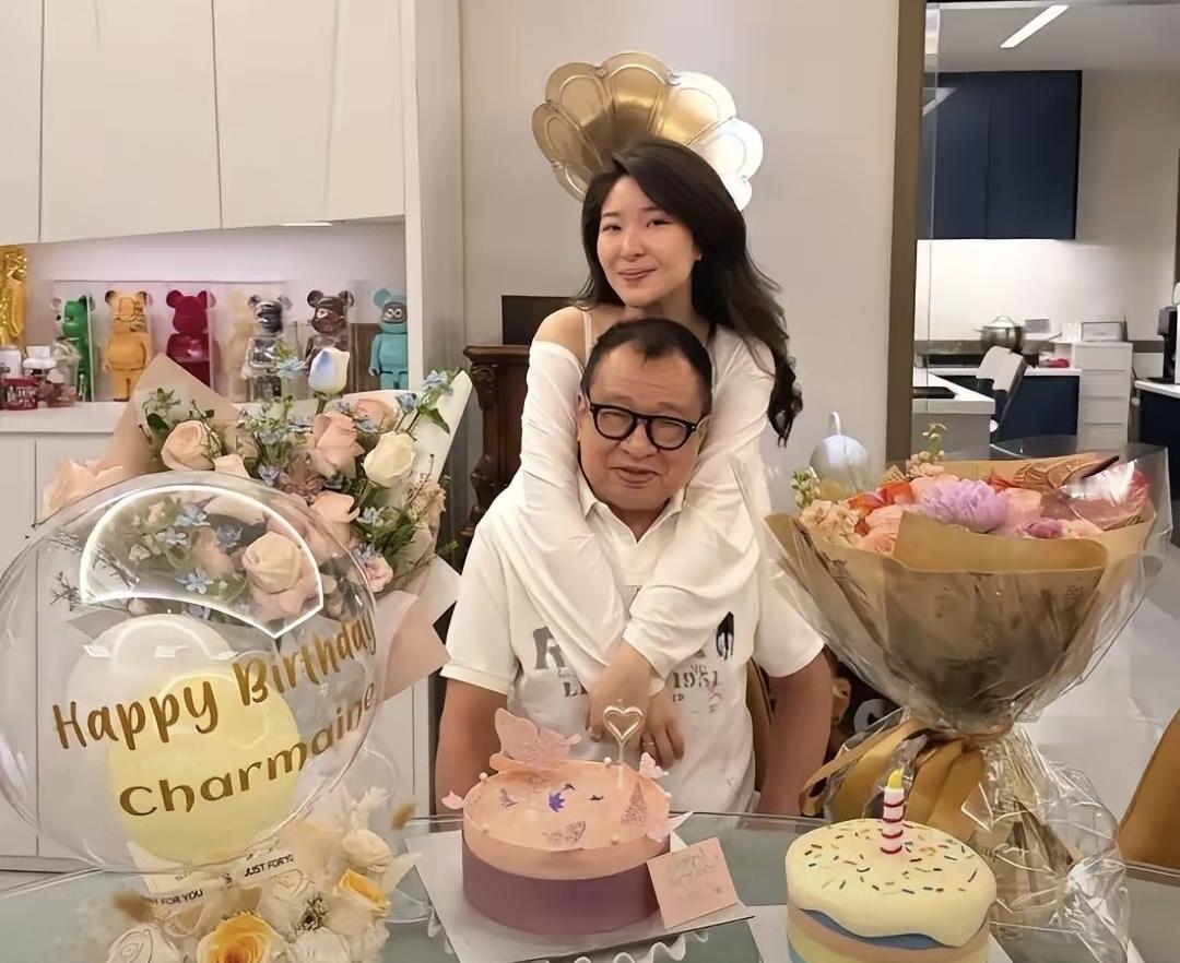 许绍雄四十多岁才生了个女儿,叫许惠菁。他给女儿开了三家店,总共花了三千多万。20