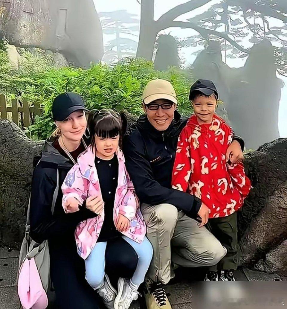 我算看明白了，撒贝宁这基因，比复印机都厉害。老婆是加拿大人，生俩娃，愣是没留下