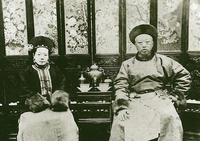 晚清，醇亲王奕譞简直是皇圈最神奇的“背景板"。爷爷道光、哥哥咸丰、儿子光绪、孙子