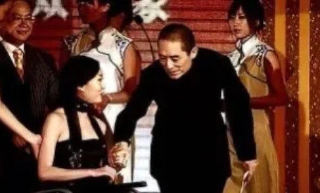 2008年，张艺谋邀请刘岩参加北京奥运会开幕表演，没想到彩排时却发生意外，张艺谋