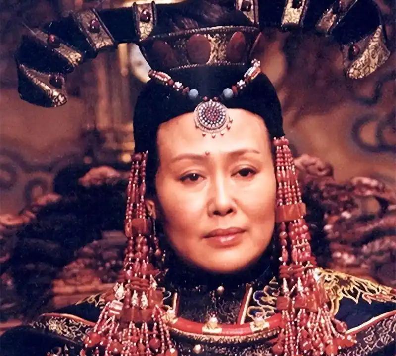 宫门一关，哀声止。康熙跪伏在祖母灵前，哭得浑身颤抖。太皇太后孝庄，一手把他扶上皇