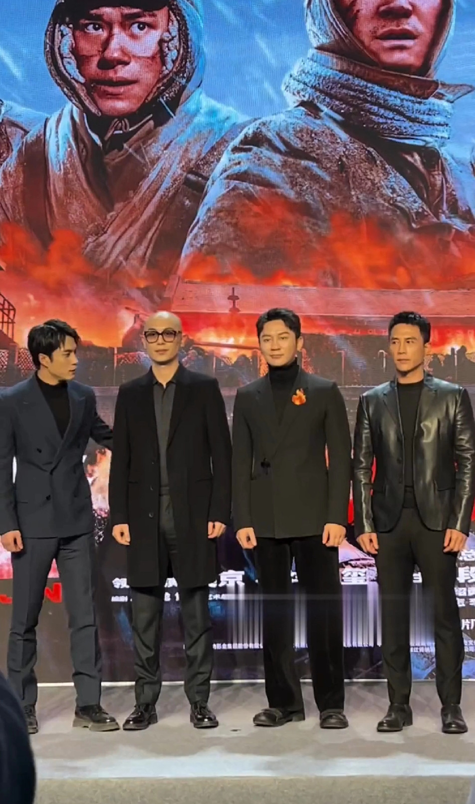 朱亚文的形象太百变！一眼没认出光头是朱亚文，只在想，这个素人也太帅了，站在明星中