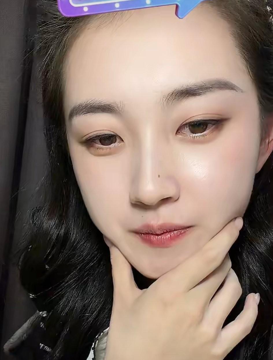 郭宇欣终于开播了但是面对直播间刷屏的“流星”郭宇欣只字不提关于《流星》的任何