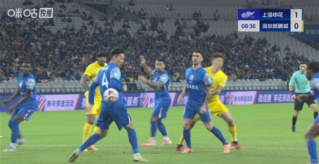 妥妥的主场哨，完美的保花杯！上海申花禁区内的手球不判点球，主裁判麦麦提江的判罚再