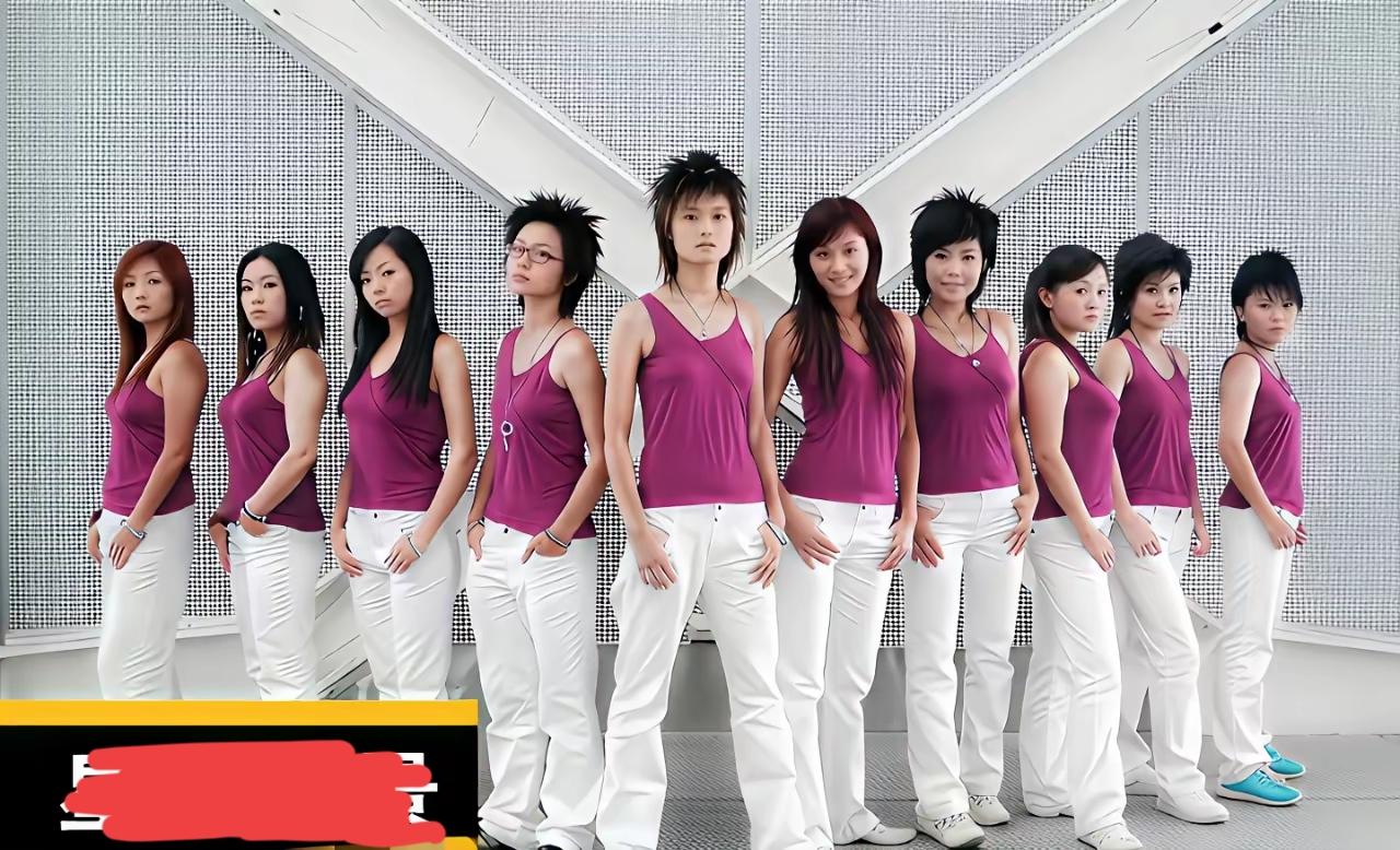 如果这样一群女孩子突然出现，是不是会吓你一跳？杀马特的发型，细细的眉毛，黝黑的