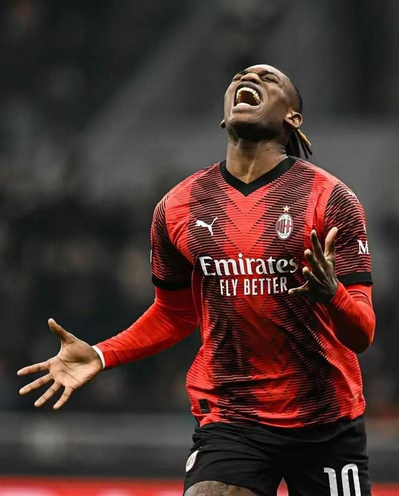 阿森纳求购莱奥？最近外媒有消息称阿森纳7500万欧求购米兰边锋莱奥，不知道真实