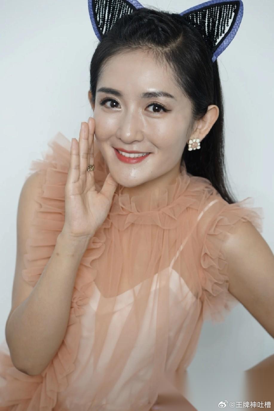 我有一种预感，谢娜的巡回演唱会要泡汤了。不是因为票价贵，是人民日报出手了。