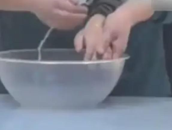 尽量不要在外边吃饭的含金量还在上升啊！1月10日浙江慈溪的顾先生爆料，他去当地