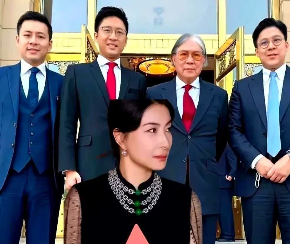 豪门媳妇蹲路边啃牛杂？霍启刚一句“钱都归她”暴露真相！活久见！郭晶晶又被拍到