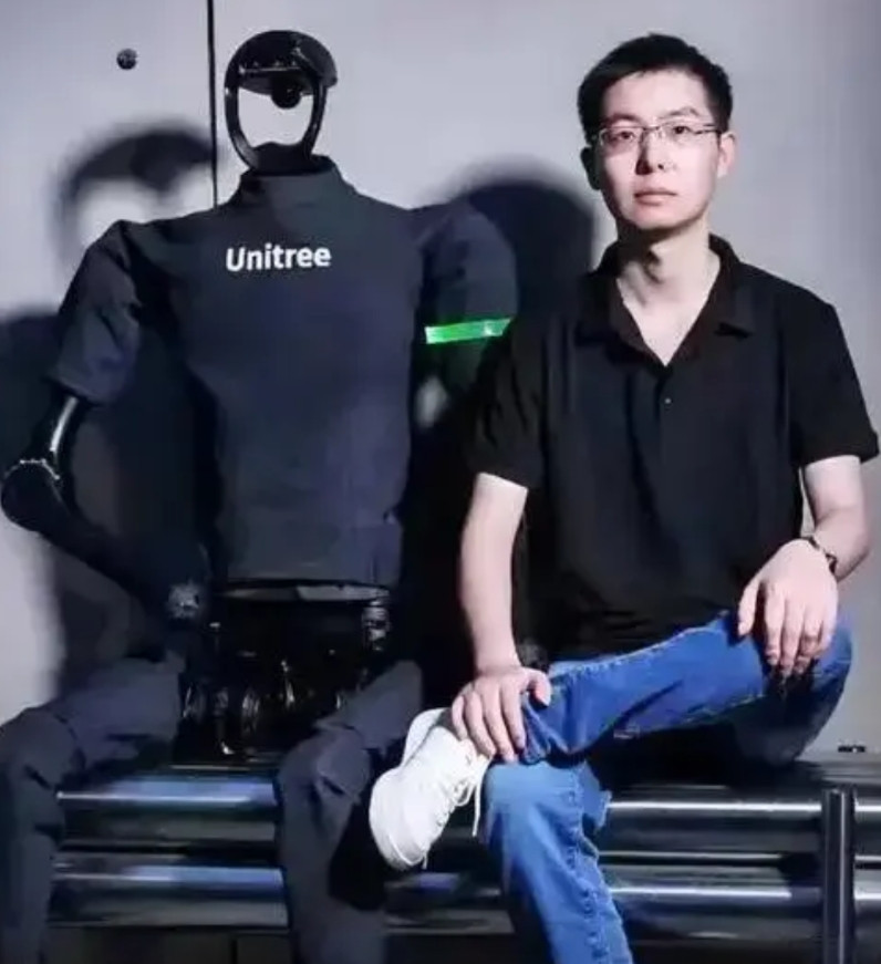 王兴兴1990年生于浙江宁波余姚，自幼痴迷机械，初中自制喷气发动机，高中造化学电