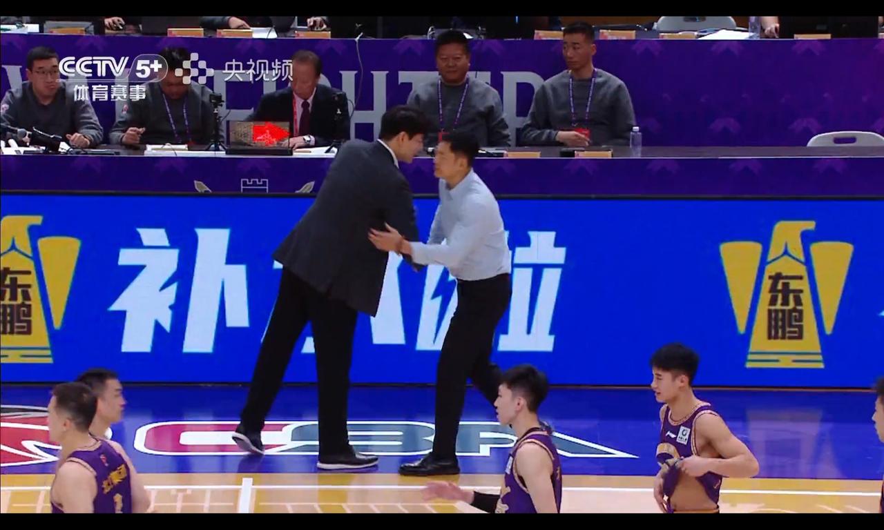 张庆鹏比邱彪更职业，领先都手忙脚乱，比落后都微笑更赢得人心北控上赛季淘汰赛干