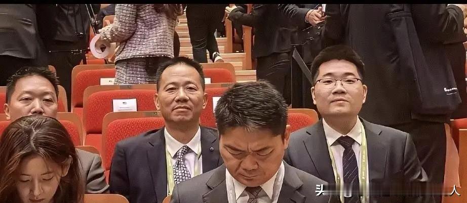 章泽天陪着刘强东去韩国出席活动，俩人同框还挺惹眼的。73年生的刘强东，脸上明显多