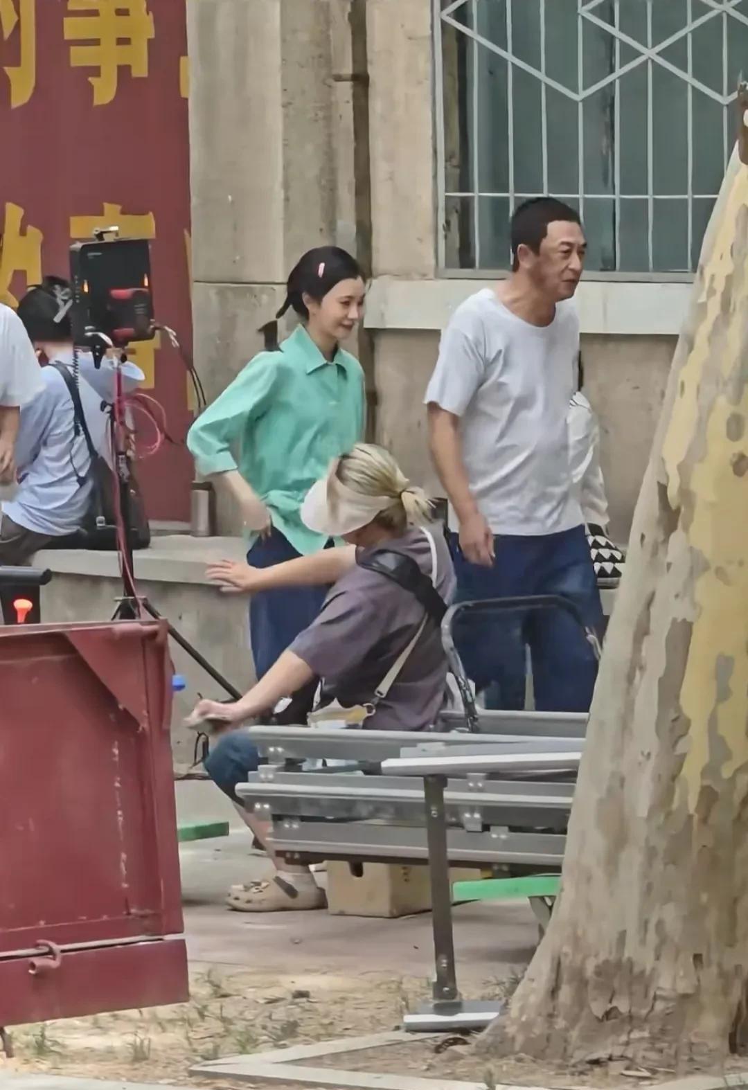 西安遇见张嘉译拍戏，弯腰驼背，穿着白色T恤，蓝色裤子，非常朴素接地气，就像个老农