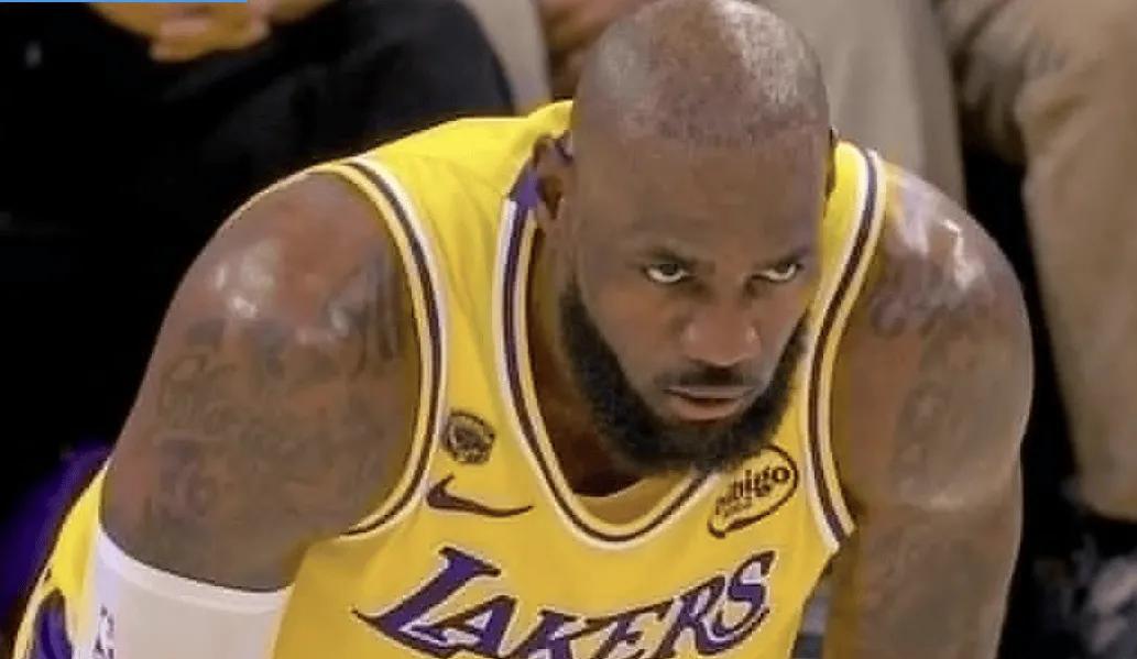 我觉得哪怕是东契奇回归也应该继续让詹姆斯掌控球权，东里缺阵的比赛，我发现湖人领先